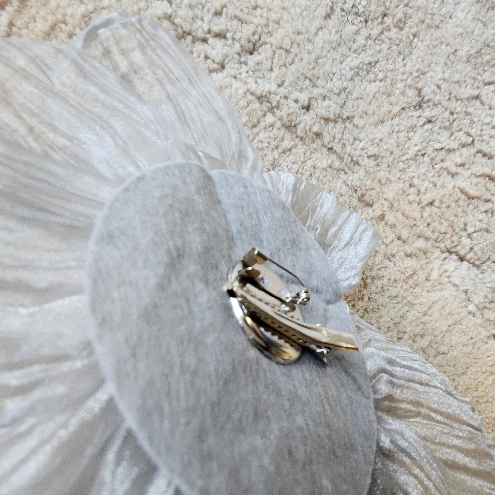 Bold Silver Flower Brooch Pin Clip - Picture 4 of 17
